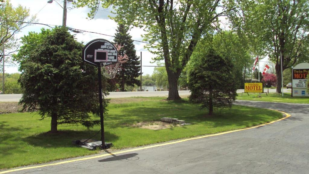 Twin Peaks Motel Napanee Dış mekan fotoğraf