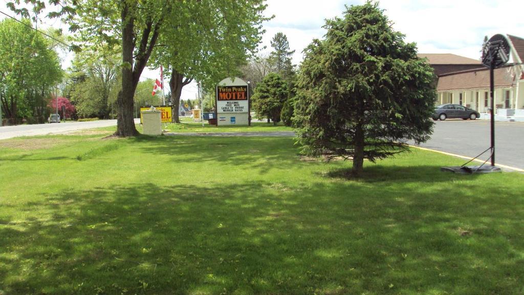 Twin Peaks Motel Napanee Dış mekan fotoğraf